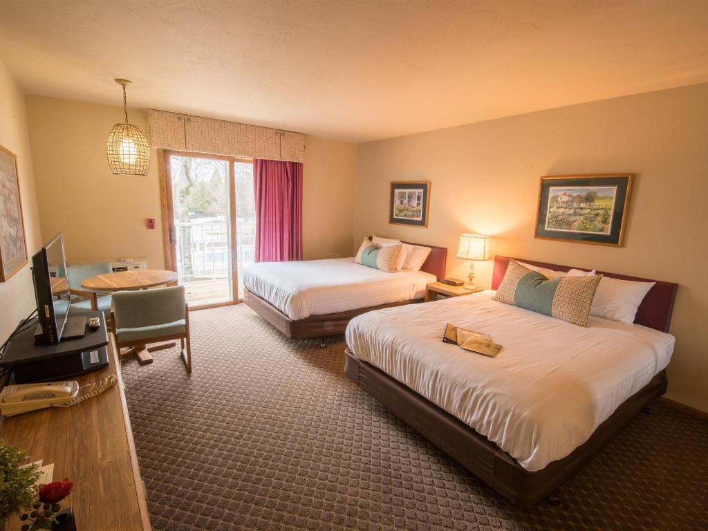 Traditional Hotel Room with Two Queen Beds Somerset Inn & Suites
