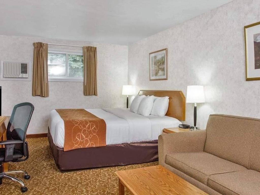 1 King Sofa Bed Business Room Days Inn Of Marquette 1 King Sofa Bed Business Room