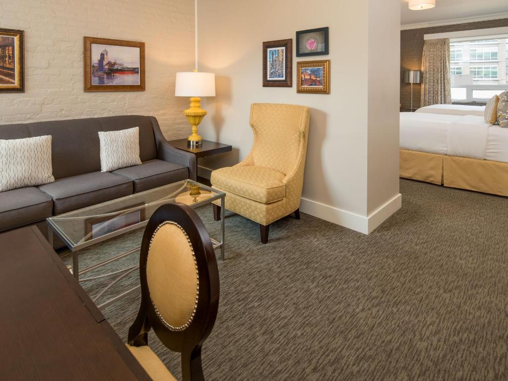 Executive Double Queen Suite