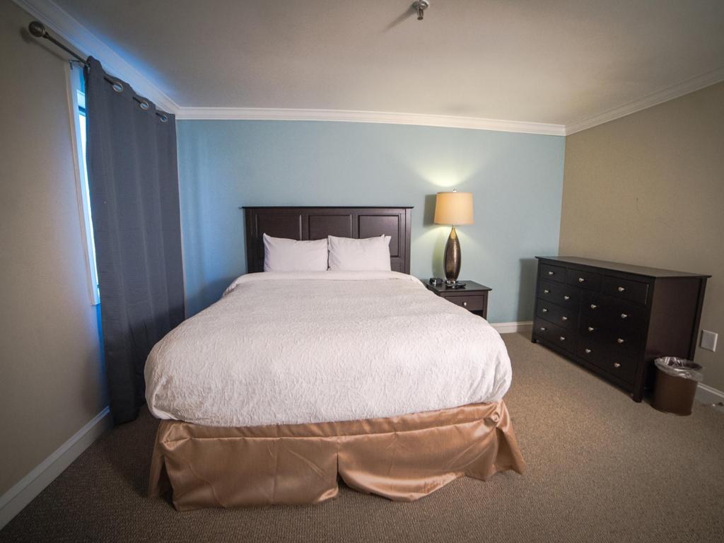 3 Queen Suite Hotel Room In Morehead City Nc 2 Bedroom Triple Queen Bed Suite