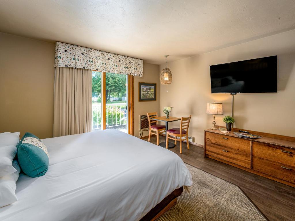 Traditional Pet Friendly Hotel Room with Two Queen Beds Somerset Inn