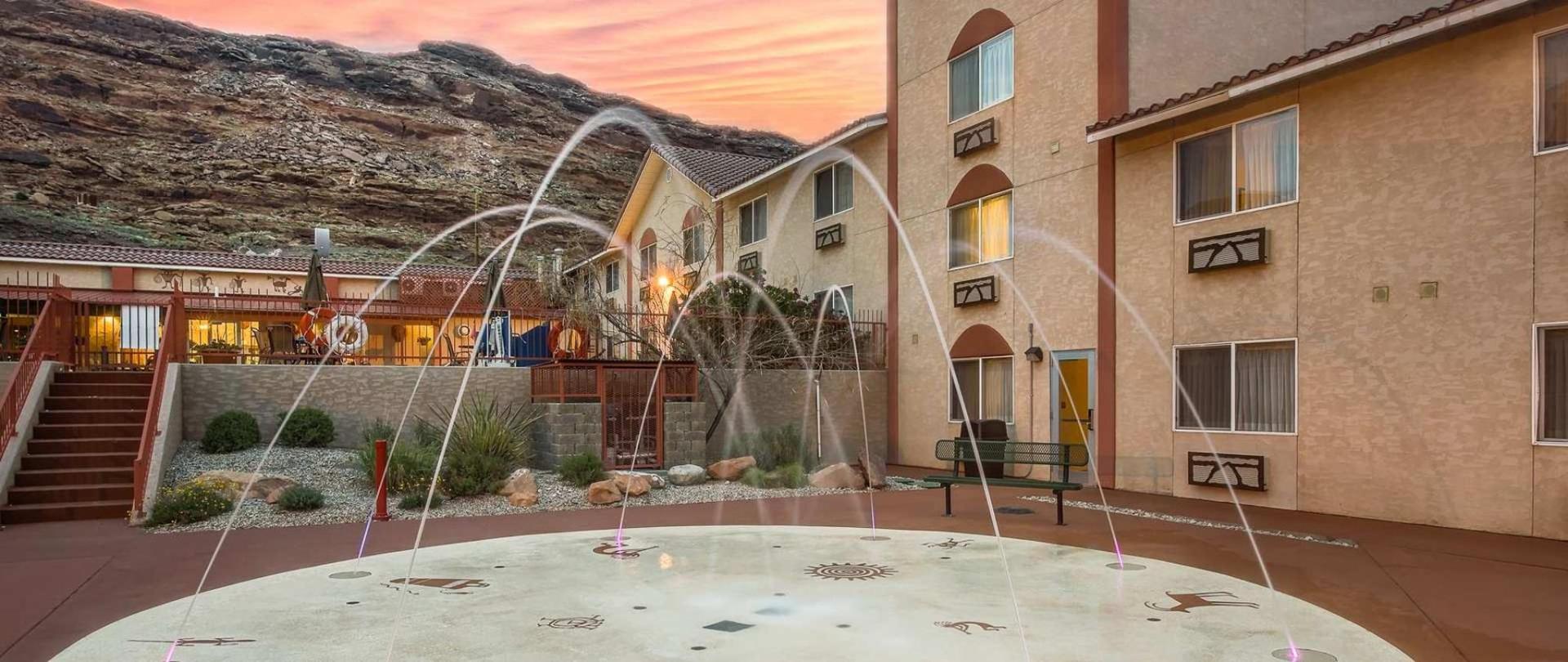 Aarchway Inn Moab Utah Luxury Hotel Near Arches Natl Park Aarchway Inn