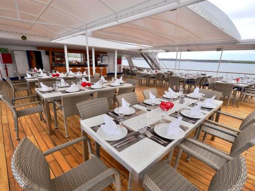 Live Aboard
