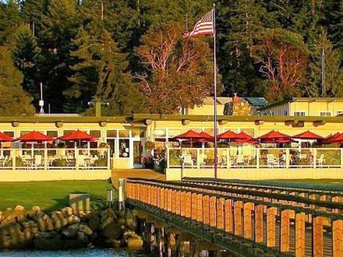 Islander Bar & Grill