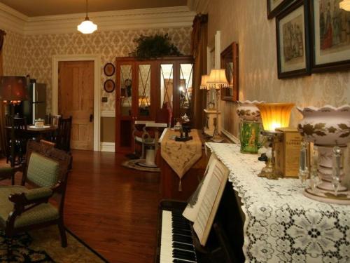 Azalea Inn Features