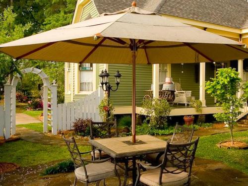 Azalea Inn Features