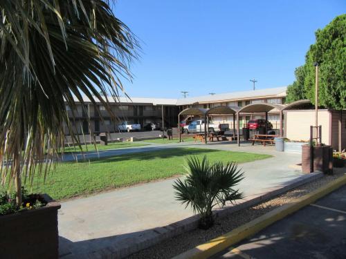 el-patio-inn-courtyard-after-renovation-2.JPG