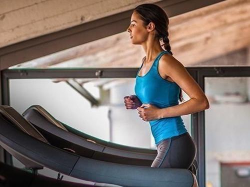 holiday-inn-brand-home-fittile-image1-gym-workout-lvp-3.jpg
